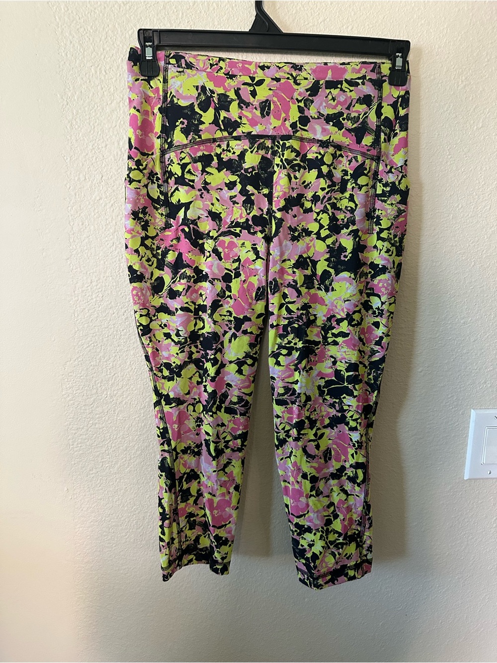 Lululemon Floral Abstract Capri Leggings in Pink & Neon Green size 8/ NWOT 1166